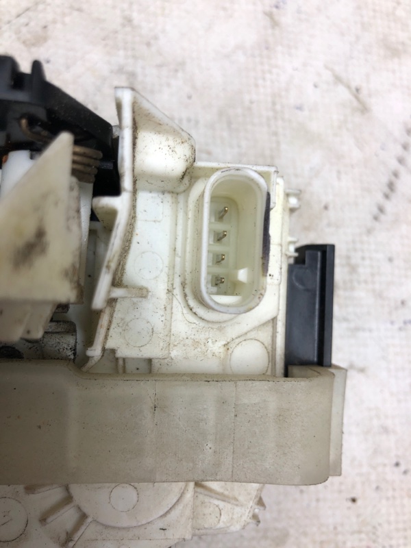 Замок двери передний левый COMPASS 06-16 2014 2.0 ECN