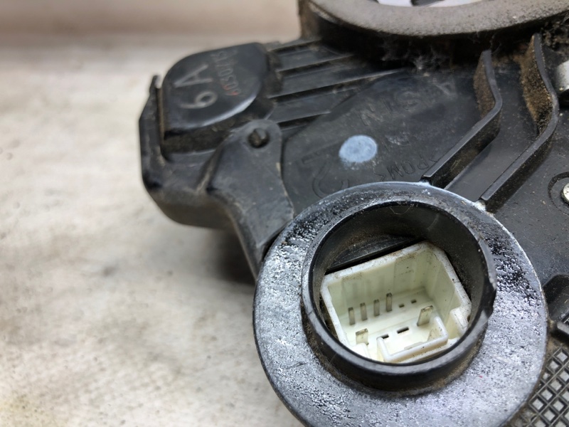 Замок двери передний правый CAMRY 40 06-11