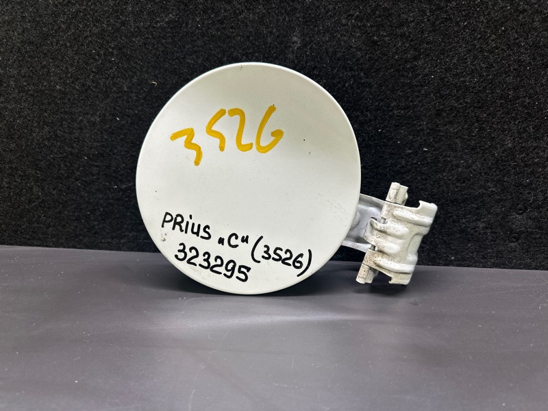 Лючок топливного бака TOYOTA PRIUS C/AQUA 11-14 2013 NHP10L 1NZ-FXE 1.5L 77350-52190 Б/У