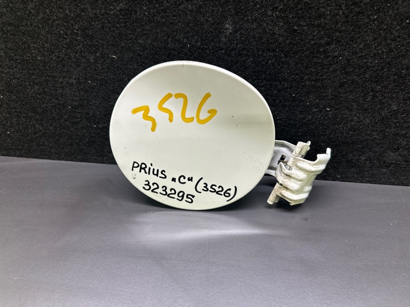 Лючок топливного бака PRIUS C/AQUA 11-14 2013 NHP10L 1NZ-FXE 1.5L