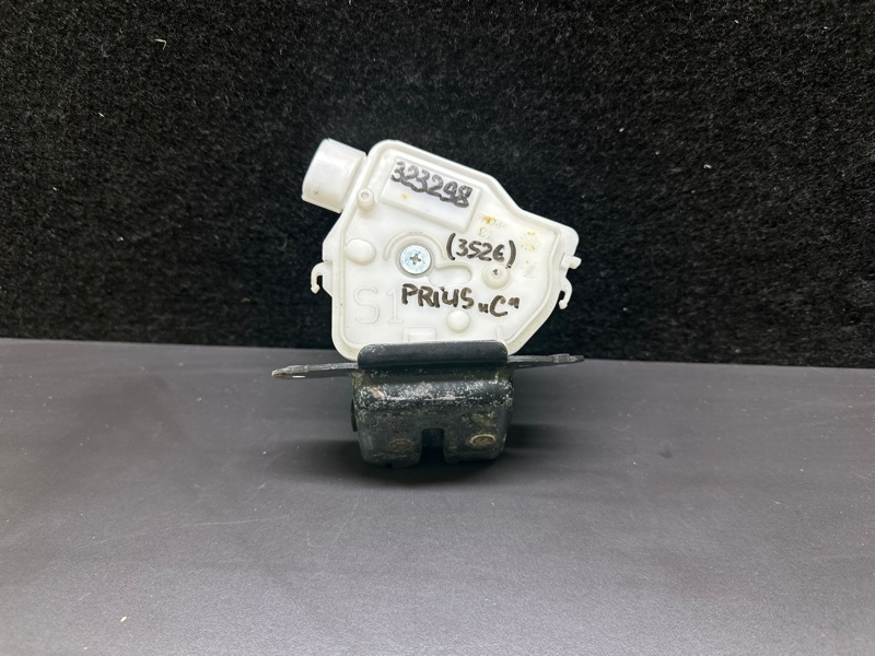 Замок крышки багажника TOYOTA PRIUS C/AQUA 11-14 2013 NHP10L 1NZ-FXE 1.5L 69350-52391 Б/У