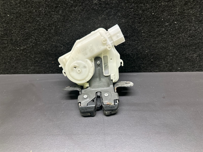 Замок крышки багажника PRIUS C/AQUA 11-14 2013 NHP10L 1NZ-FXE 1.5L