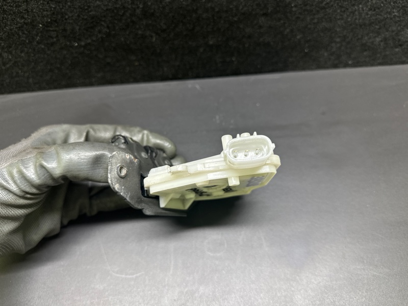 Замок крышки багажника TOYOTA PRIUS C/AQUA 11-14 NHP10L 1NZ-FXE 1.5L