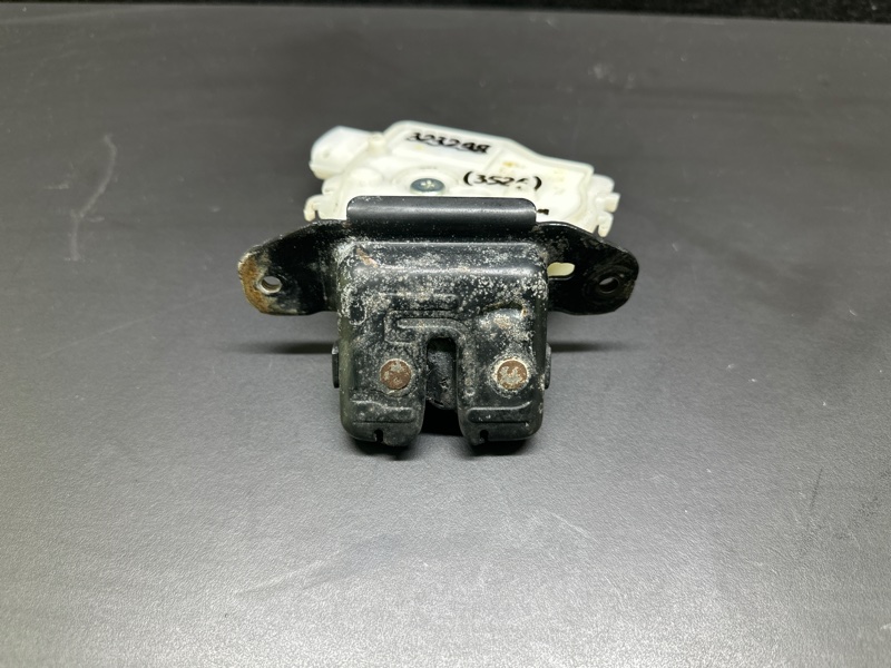 Замок крышки багажника PRIUS C/AQUA 11-14 2013 NHP10L 1NZ-FXE 1.5L