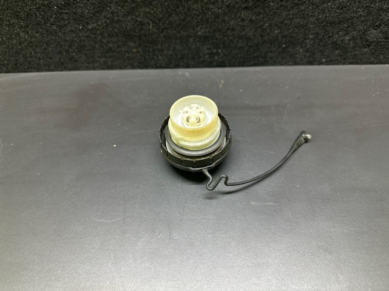 Крышка топливного бака PRIUS C/AQUA 11-14 2013 NHP10L 1NZ-FXE 1.5L