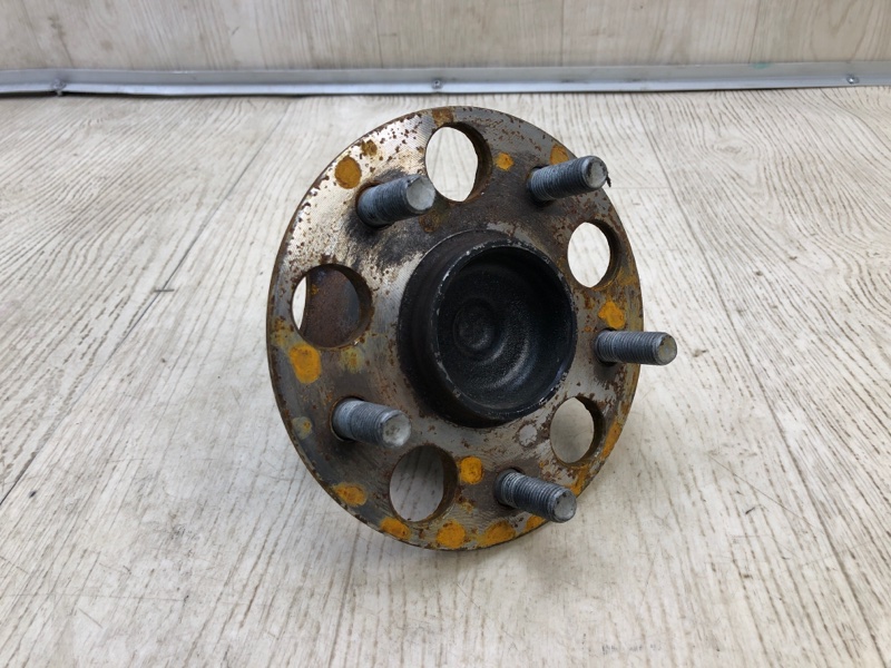 Запчасть ступица задняя TOYOTA CAMRY 70 17- 4245006090 Б/У Ступица задняя TOYOTA CAMRY 70 17- 4245006090 Б/У