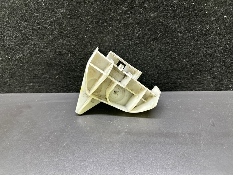 Кронштейн заднего бампера левый TOYOTA PRIUS C/AQUA 11-14 2013 NHP10L 1NZ-FXE 1.5L 52563-52031 Б/У