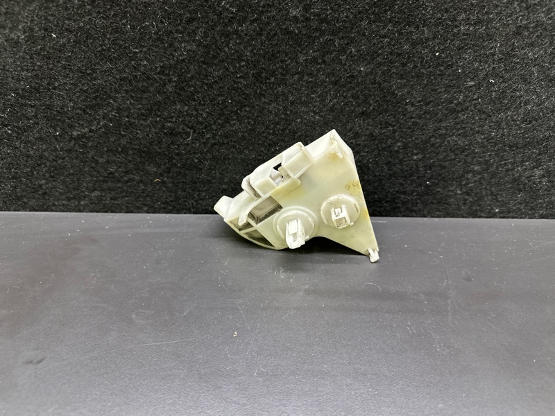 Кронштейн заднего бампера левый TOYOTA PRIUS C/AQUA 11-14 NHP10L 1NZ-FXE 1.5L