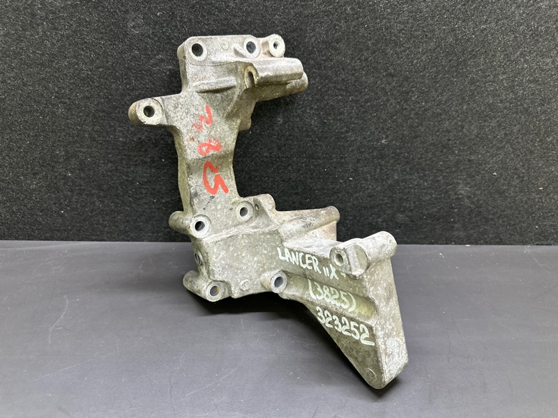 Запчасть кронштейн генератора MITSUBISHI LANCER X 10 07-15 2014 2.0 4B11 1801A100 Б/У Кронштейн генератора MITSUBISHI LANCER X 10 07-15 2014 2.0 4B11 1801A100 Б/У