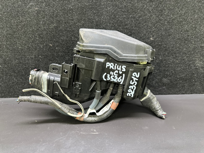 Блок предохранителей моторный отсек PRIUS C/AQUA 11-14 2013 NHP10L 1NZ-FXE 1.5L