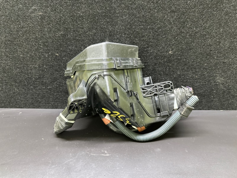 Блок предохранителей моторный отсек TOYOTA PRIUS C/AQUA 11-14 NHP10L 1NZ-FXE 1.5L