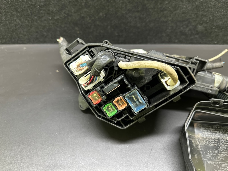 Блок предохранителей моторный отсек PRIUS C/AQUA 11-14 2013 NHP10L 1NZ-FXE 1.5L