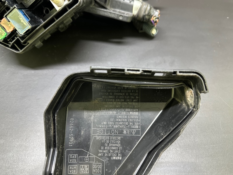 Блок предохранителей моторный отсек PRIUS C/AQUA 11-14 2013 NHP10L 1NZ-FXE 1.5L