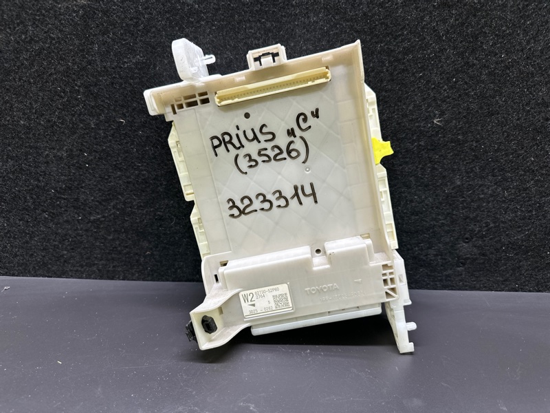 Блок предохранителей салон TOYOTA PRIUS C/AQUA 11-14 2013 NHP10L 1NZ-FXE 1.5L 82730-52P60 Б/У