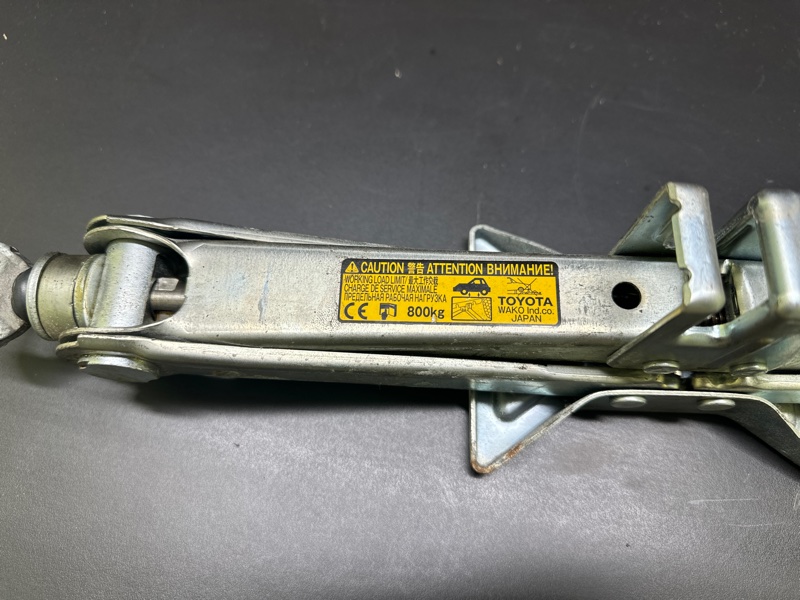 Домкрат PRIUS C/AQUA 11-14 2013 NHP10L 1NZ-FXE 1.5L