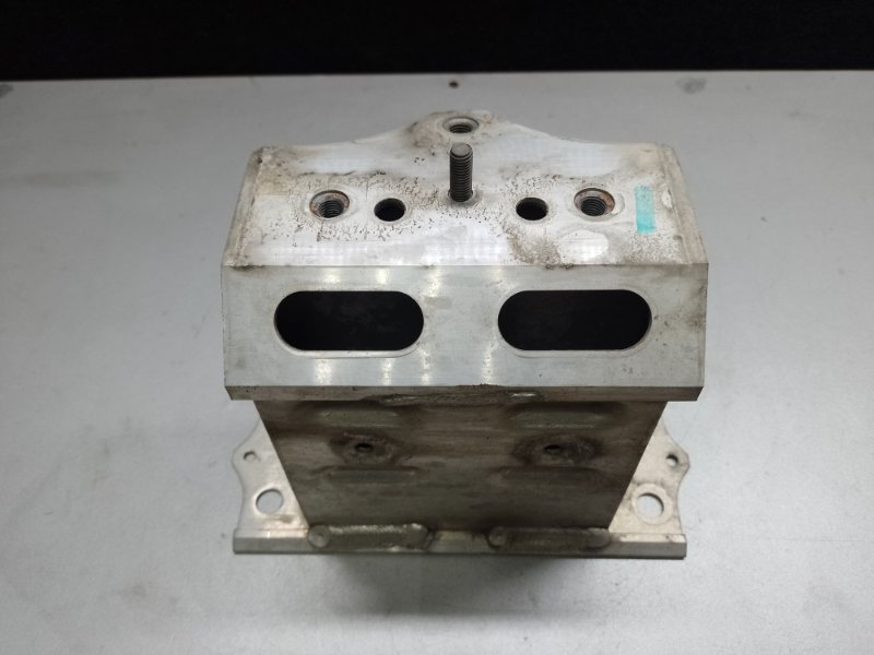 Кронштейн усилителя переднего бампера передний левый LS460 06-12 2007 XF40 4.6 1UR-FSE