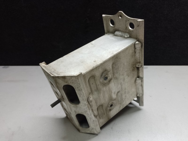 Кронштейн усилителя переднего бампера передний левый LEXUS LS460 06-12 XF40 4.6 1UR-FSE