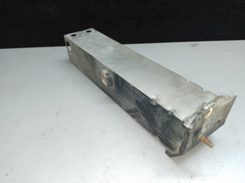 Кронштейн усилителя переднего бампера левый LS460 06-12 2007 XF40 4.6 1UR-FSE