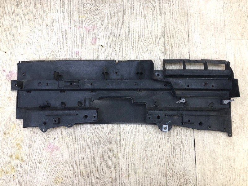 Запчасть дефлектор радиатора JEEP CHEROKEE 14- 2016 2.4 ED8 68203073AA Б/У Дефлектор радиатора JEEP CHEROKEE 14- 2016 2.4 ED8 68203073AA Б/У