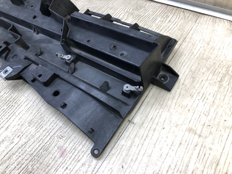 Дефлектор радиатора CHEROKEE 14- 2016 2.4 ED8 Дефлектор радиатора CHEROKEE 14- 2016 2.4 ED8