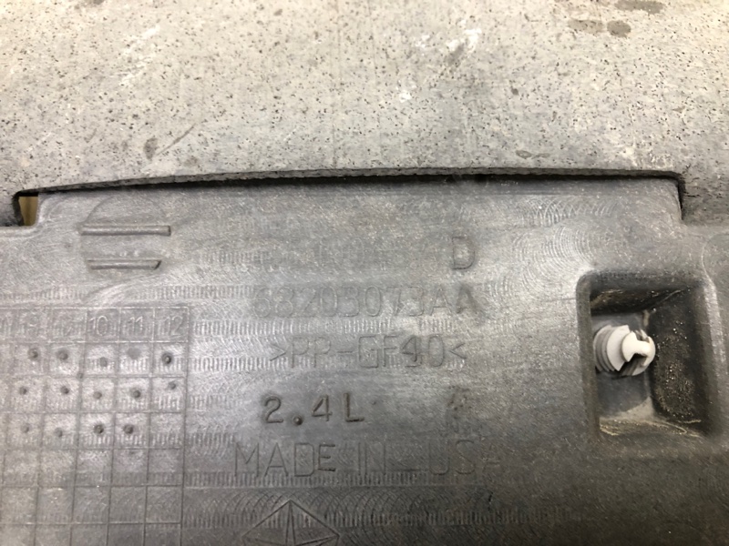 Дефлектор радиатора CHEROKEE 14- 2016 2.4 ED8 Дефлектор радиатора CHEROKEE 14- 2016 2.4 ED8