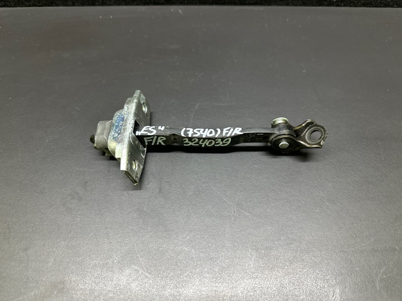 Запчасть ограничитель двери передний правый LEXUS ES300 ES330 01-06 2005 XV30 3.3 3MZFE 68610-33060 Б/У Ограничитель двери передний правый LEXUS ES300 ES330 01-06 2005 XV30 3.3 3MZFE 68610-33060 Б/У