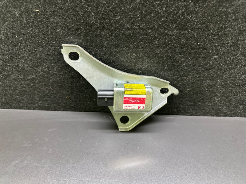 Запчасть датчик удара правый LEXUS ES300 ES330 01-06 2005 XV30 3.3 3MZFE 89860-33110 Б/У Датчик удара правый LEXUS ES300 ES330 01-06 2005 XV30 3.3 3MZFE 89860-33110 Б/У