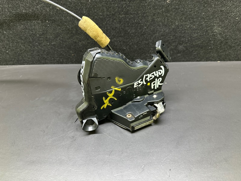 Замок двери передний правый LEXUS ES300 ES330 01-06 XV30 3.3 3MZFE Замок двери передний правый LEXUS ES300 ES330 01-06 XV30 3.3 3MZFE