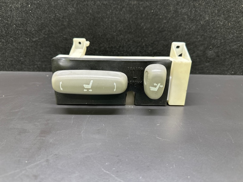 Кнопка регулировки сиденья передняя левая LEXUS ES300 ES330 01-06 2005 XV30 3.3 3MZFE 84070-33010 Б/У