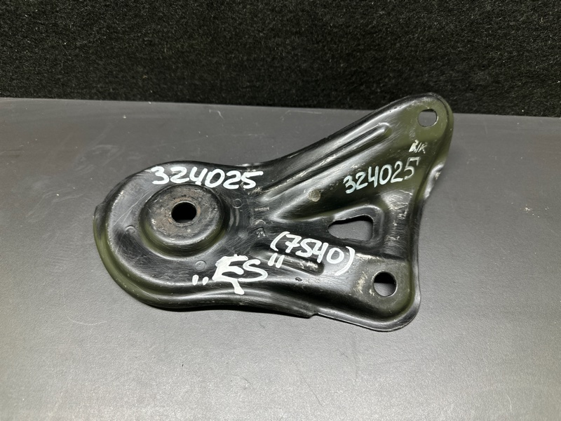 Крепление балки подвески заднее правое LEXUS ES300 ES330 01-06 2005 XV30 3.3 3MZFE 51023-33040 Б/У