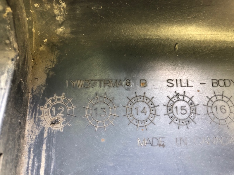 Накладка порога наружная левая CHEROKEE 14- 2016 2.4 ED8 Накладка порога наружная левая CHEROKEE 14- 2016 2.4 ED8