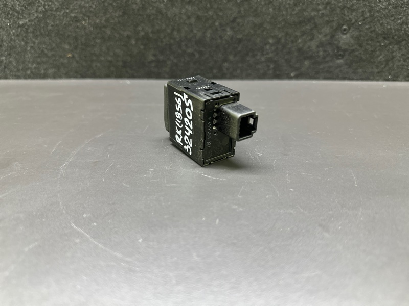 Кнопка открывания бензобака RX350/450 09-15 2009 GGL10L 2GR-FXE 3.5L Кнопка открывания бензобака RX350/450 09-15 2009 GGL10L 2GR-FXE 3.5L