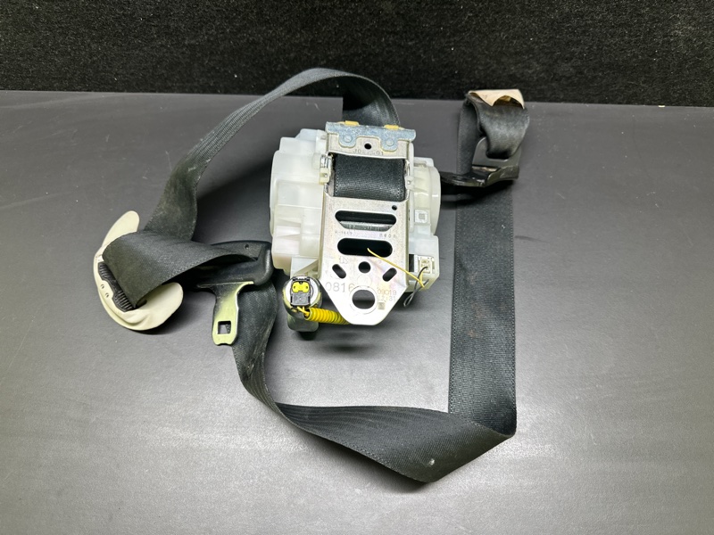 Ремень безопасности передний правый LEXUS RX350/450 09-15 GGL10L 2GR-FXE 3.5L Ремень безопасности передний правый LEXUS RX350/450 09-15 GGL10L 2GR-FXE 3.5L