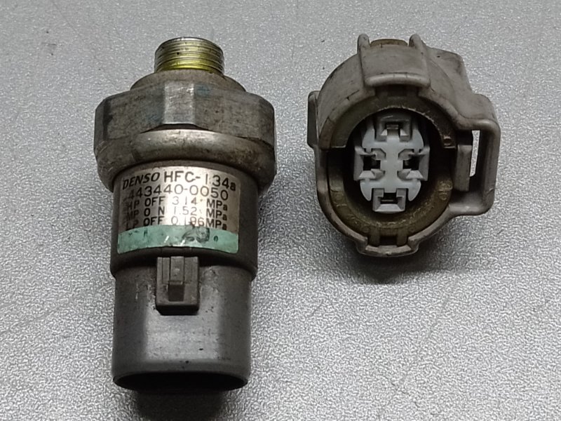 Датчик давления кондиционера TOYOTA CAMRY 30 02-06 88645-08010 Б/У