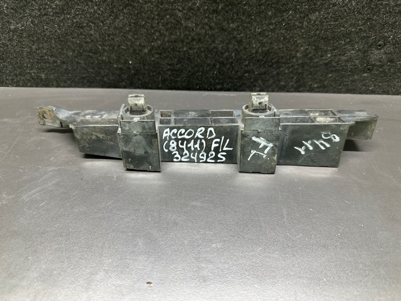 Кронштейн переднего бампера (на крыле) левый HONDA ACCORD COUPE 03-07 J30A4 Кронштейн переднего бампера (на крыле) левый HONDA ACCORD COUPE 03-07 J30A4