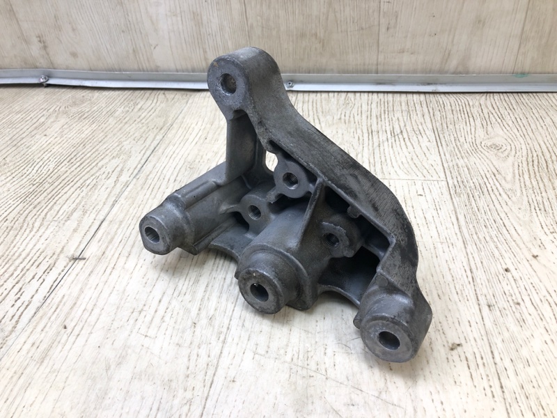 Запчасть кронштейн двигателя левый JEEP CHEROKEE 14- 2016 2.4 ED8 68141 735AC Б/У Кронштейн двигателя левый JEEP CHEROKEE 14- 2016 2.4 ED8 68141 735AC Б/У