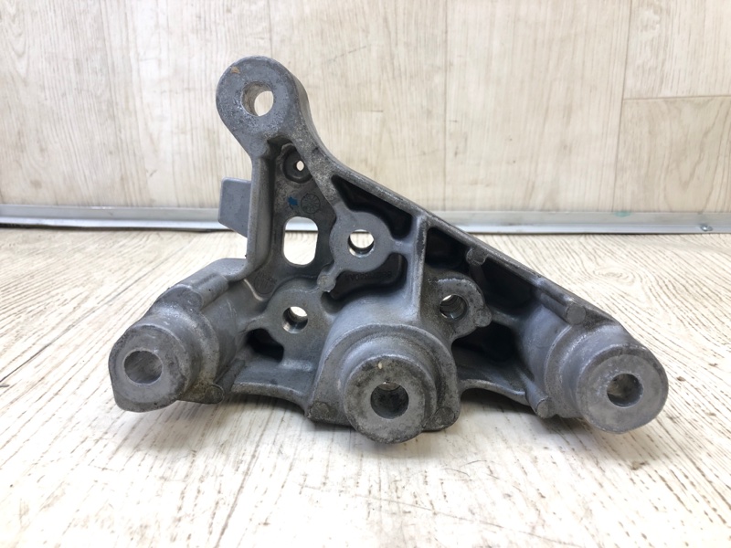 Кронштейн двигателя левый CHEROKEE 14- 2016 2.4 ED8 Кронштейн двигателя левый CHEROKEE 14- 2016 2.4 ED8