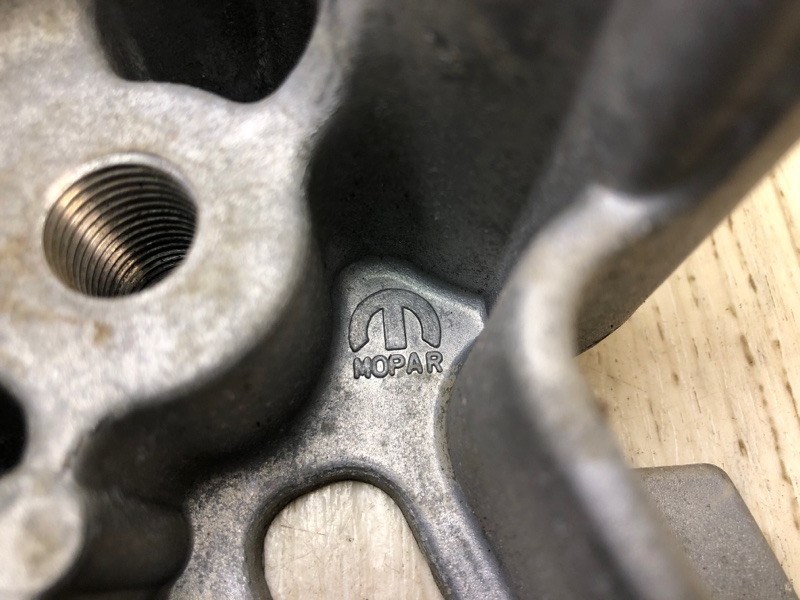 Кронштейн двигателя левый CHEROKEE 14- 2016 2.4 ED8 Кронштейн двигателя левый CHEROKEE 14- 2016 2.4 ED8