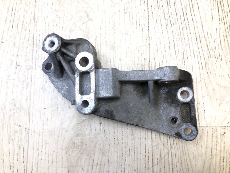 Кронштейн генератора CHEROKEE 14- 2016 2.4 ED8