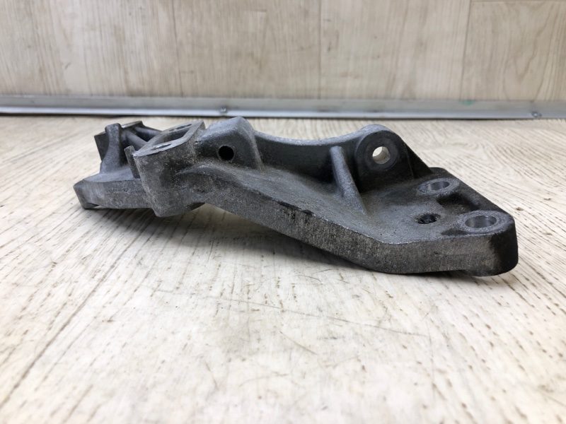 Кронштейн генератора JEEP CHEROKEE 14- 2.4 ED8