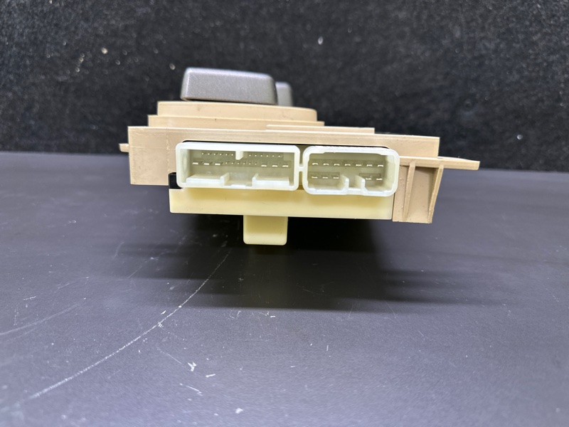 Кнопка регулировки сиденья передняя правая LEXUS LS460 06-12 XF40 4.6 1UR-FSE