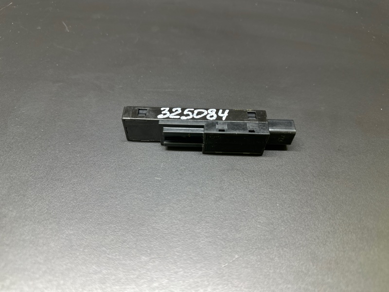 Запчасть антенна LEXUS LS460 06-12 2007 XF40 4.6 1UR-FSE 89992-30090 Б/У Антенна LEXUS LS460 06-12 2007 XF40 4.6 1UR-FSE 89992-30090 Б/У