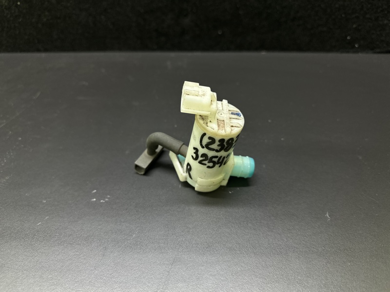 Запчасть насос омывателя стекла задний SUBARU CROSSTREK 12-17 2015 GP FB20X e-Boxer 86611SG010 Б/У Насос омывателя стекла задний SUBARU CROSSTREK 12-17 2015 GP FB20X e-Boxer 86611SG010 Б/У