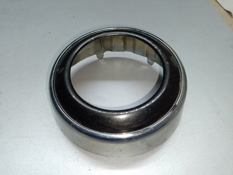 Накладка противотуманной фары правая MITSUBISHI OUTLANDER XL 05-13 8321A290 Б/У