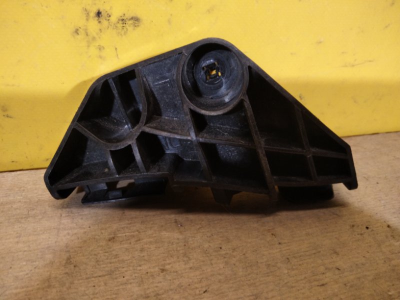 Кронштейн заднего бампера левый COROLLA 150 06-13