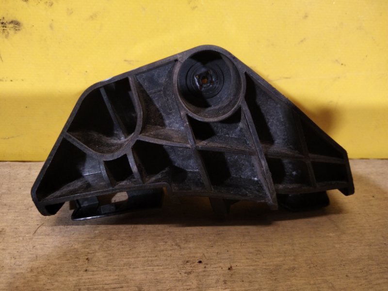 Кронштейн заднего бампера левый COROLLA 150 06-13 Кронштейн заднего бампера левый COROLLA 150 06-13