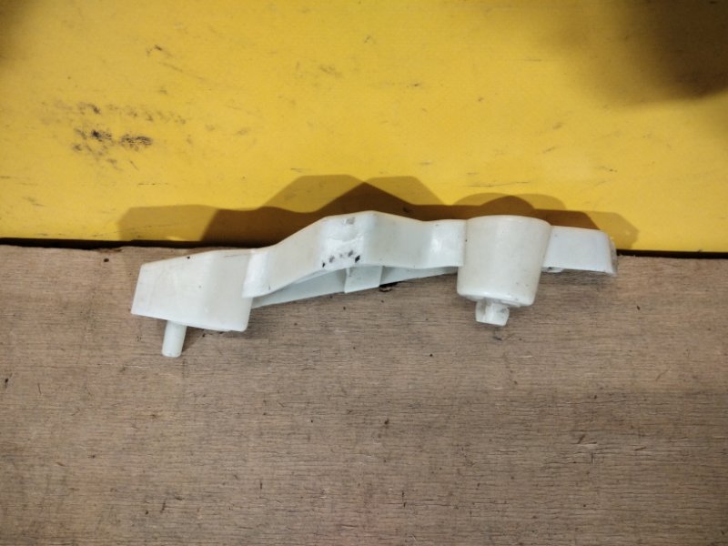 Кронштейн переднего бампера левый MAZDA CX-7 06-12 Кронштейн переднего бампера левый MAZDA CX-7 06-12