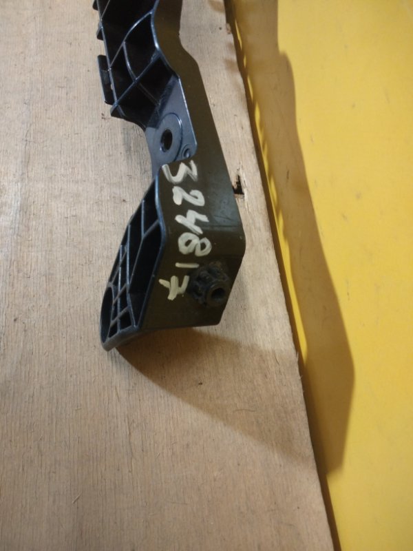 Кронштейн переднего бампера правый NX 14-21