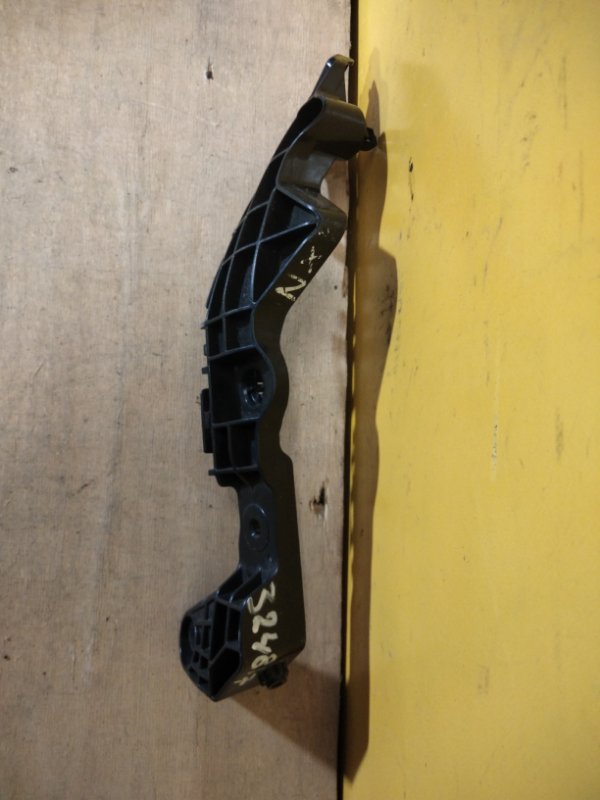 Кронштейн переднего бампера правый LEXUS NX 14-21