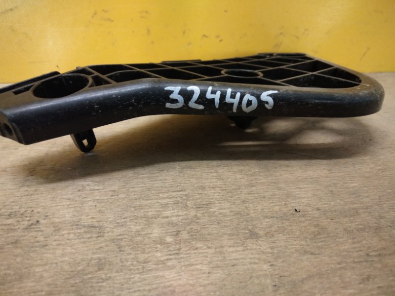 Кронштейн переднего бампера правый TOYOTA CAMRY 50 12-15